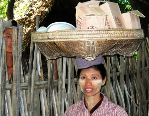 BURMA Frau mit traditioneller Gesichts Bemalung    